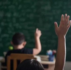 Logopädie Bautzen auditive Störungen Bild zeigt Kinder im Klassenzimmer